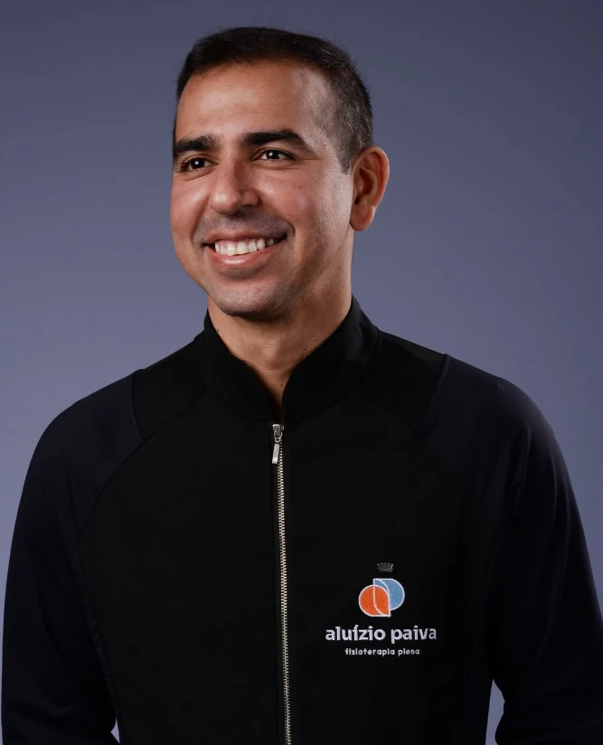 Aluízio Paiva sorrindo com o uniforme da clínica